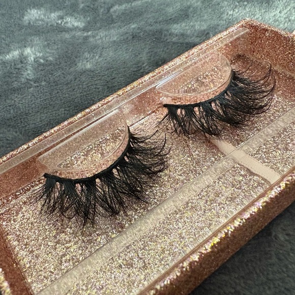 Slay Lash Box with Faux Lashes - Picture 3 of 4